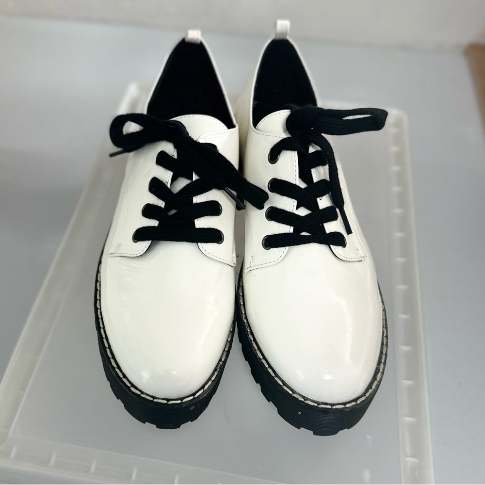 slightly used black and white oxford style shoes size 9.5
